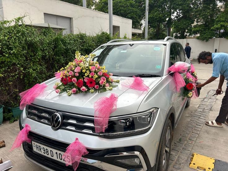 Elegant Wedding Car Flower